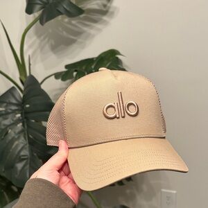 ALO Yoga gravel trucker hat